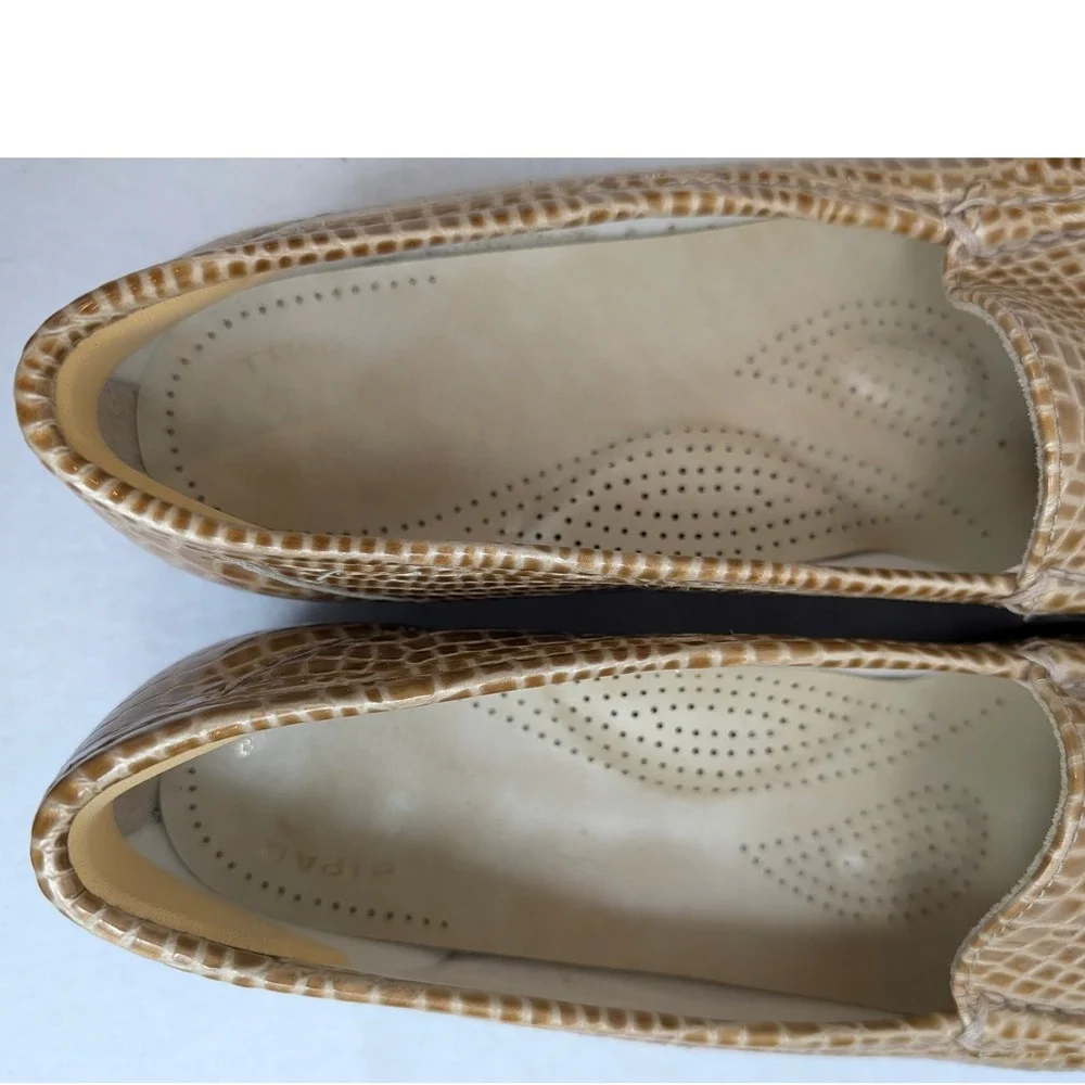 SAS Womens 9.5 S Slim Tan Croc Embossed Loafers Tripad Comfort USA Slip On